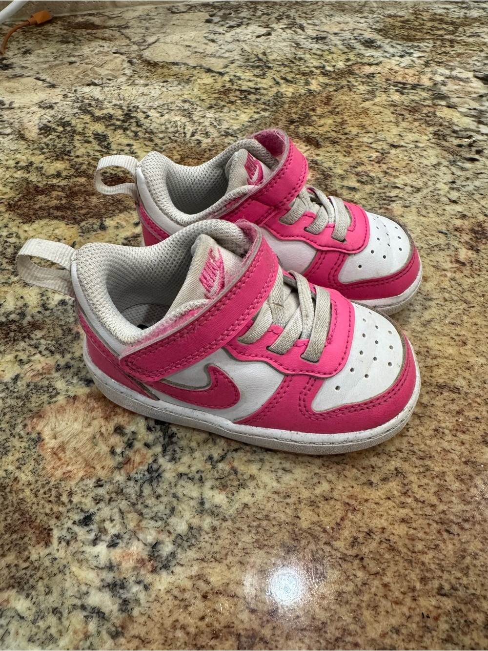 Nike Kids White and Pink Low-Top Hook-and-Loop Sneakers